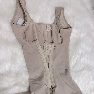 Beige high compression hourglass size L